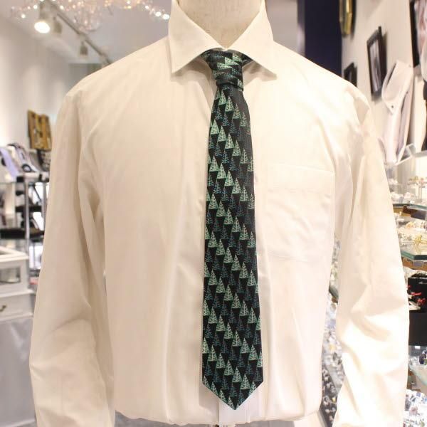 イルミネーションがまぶしいクリスマスツリーのネクタイ