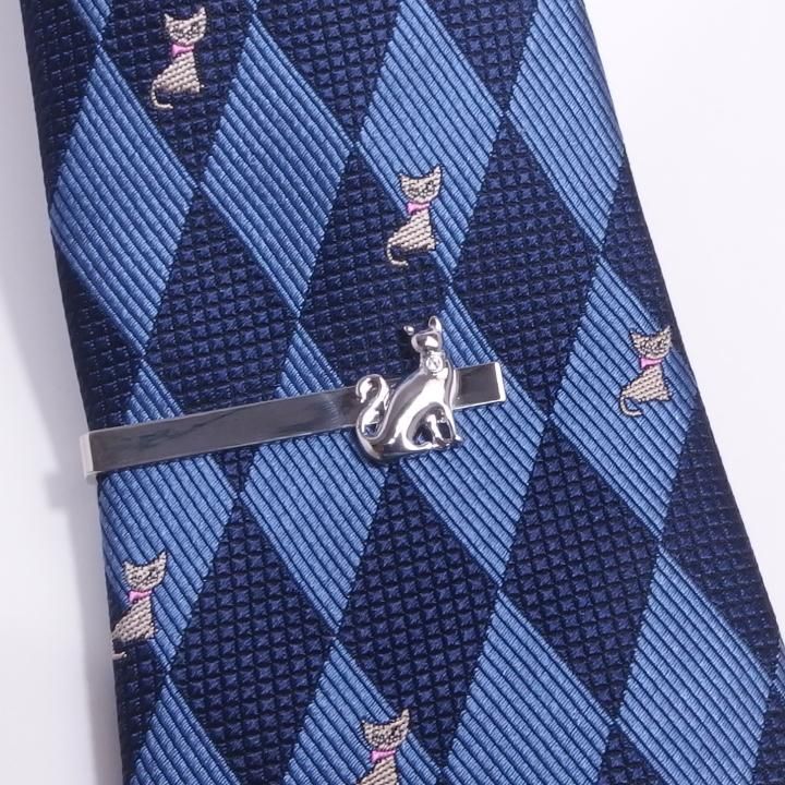 首元のストーンがキラリ おすわり 猫 タイピン ネクタイピン タイバー