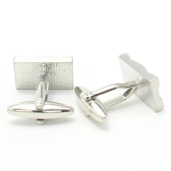 ウェーブのカッティングが美しいマットシルバーのカフス(カフリンクス/カフスボタン)
