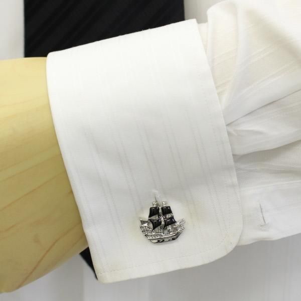 ブラックの旗が揺らめく帆船のカフス(カフリンクス/カフスボタン)