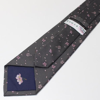 【富士桜工房】濃グレー・桜吹雪・日本製シルクジャカードの和風ネクタイ