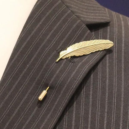 フェザー・羽根モチーフ・アンティークゴールドのラペルピン(ピンブローチ)