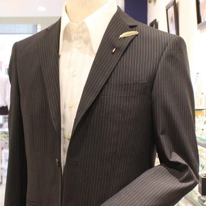 フェザー・羽根モチーフ・アンティークゴールドのラペルピン(ピンブローチ)