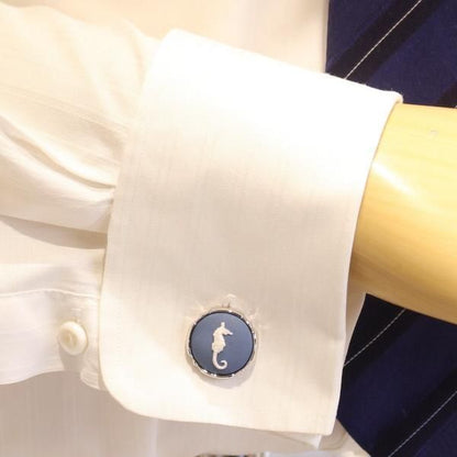 【陶華・TOHCA】シルバー・ラウンド・タツノオトシゴカメオ・ブルー×ホワイトのカフス(カフリンクス/カフスボタン)