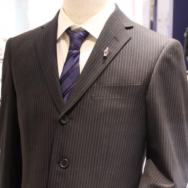 ゴールド・大きなストーンがついたト音記号のラペルブローチ・ラペルピン