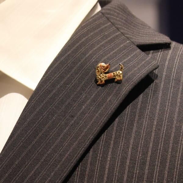 ゴールド・振り向き笑顔のダックスフントラペルピン・ブローチ