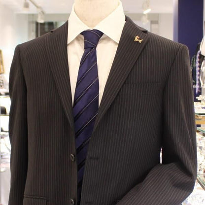 ゴールド・振り向き笑顔のダックスフントラペルピン・ブローチ