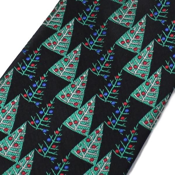 イルミネーションがまぶしいクリスマスツリーのネクタイ