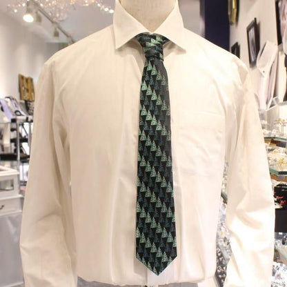 イルミネーションがまぶしいクリスマスツリーのネクタイ