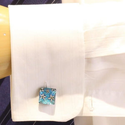 【ThaiVetro】キラキラオーシャンブルー・フラワーのガラス製カフス(カフスボタン/カフリンクス)