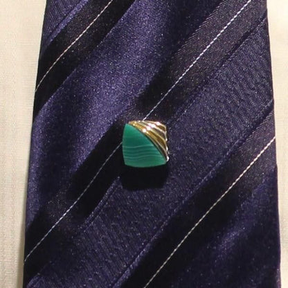 グリーンめのう・シルバー×ゴールド・スクエアのタイタック(ピンブローチ)