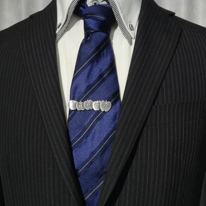 リンゴ  りんご 林檎 フルーツ オシャレ かっこいい 面白 おもしろ オモシロ ユニーク アンティーク調 タイピン ネクタイピン