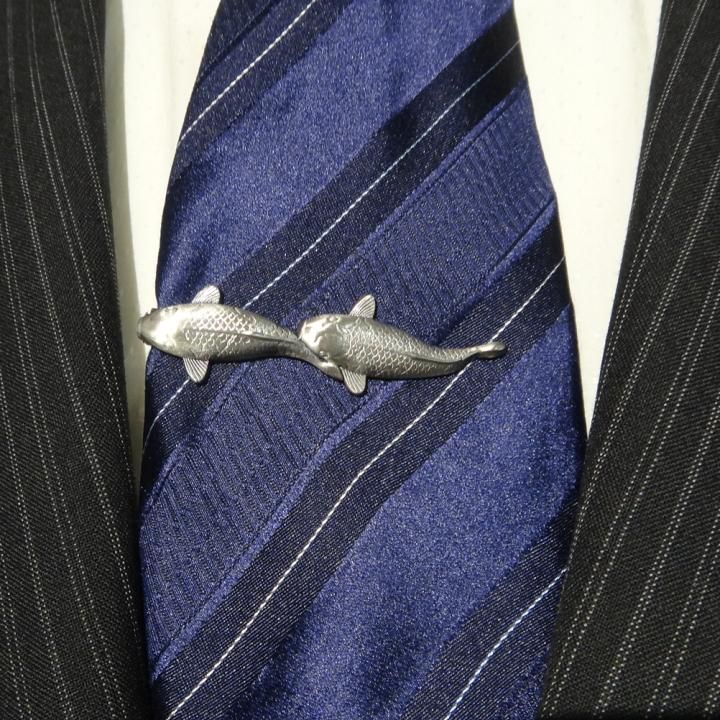 二匹の鯉 魚 お洒落 かっこいい 面白 おもしろ オモシロ ユニーク コミック アンティーク調 タイピン ネクタイピン