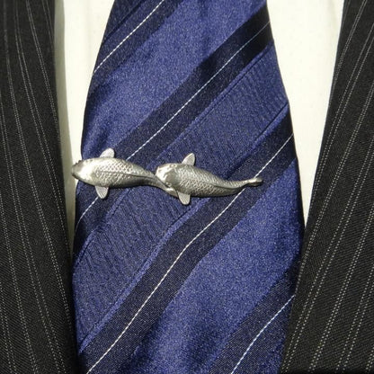 二匹の鯉 魚 お洒落 かっこいい 面白 おもしろ オモシロ ユニーク コミック アンティーク調 タイピン ネクタイピン