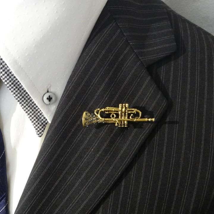 トランペット アンティーク風 ゴールド キラキストーン ラペルピン ブローチ ピンズ