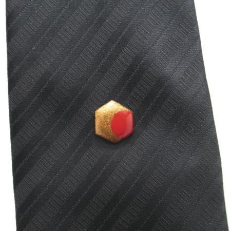 【受注生産品】赤陽六角・漆塗・タイタック(ピンブローチ)