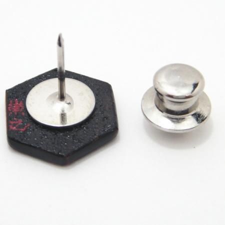 【受注生産品】松・漆塗・タイタック(ピンブローチ)