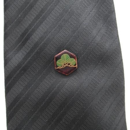 【受注生産品】松・漆塗・タイタック(ピンブローチ)