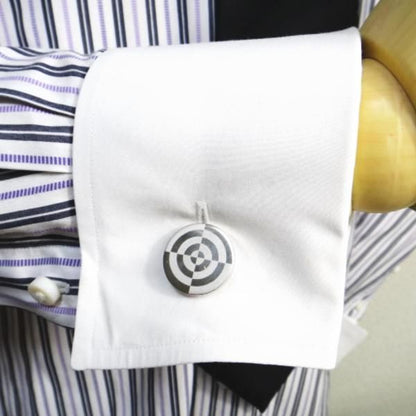 ハイセンスな魅力！レザーターゲットのシルバーカフス(カフリンクス/カフスボタン)