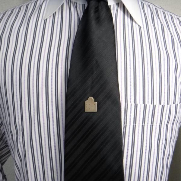 【受注生産品】山型ビル・桧漆塗タイタック(ピンブローチ)