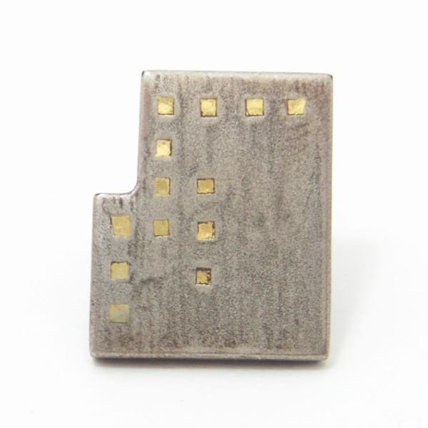 グローブ型ビル・桧漆塗タイタック(ピンブローチ)