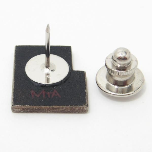 グローブ型ビル・桧漆塗タイタック(ピンブローチ)