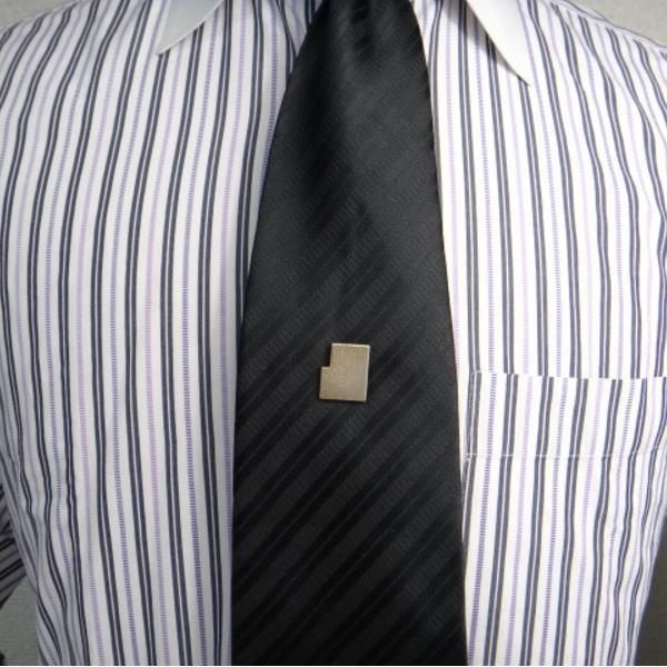 グローブ型ビル・桧漆塗タイタック(ピンブローチ)