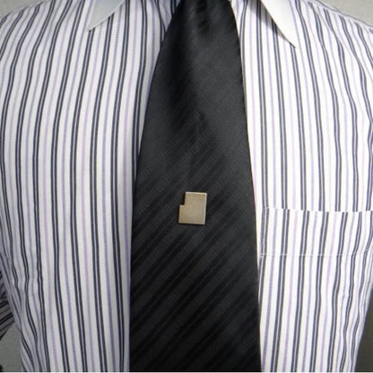 グローブ型ビル・桧漆塗タイタック(ピンブローチ)