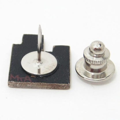 【受注生産品】凸凹型ビル・桧漆塗タイタック(ピンブローチ)