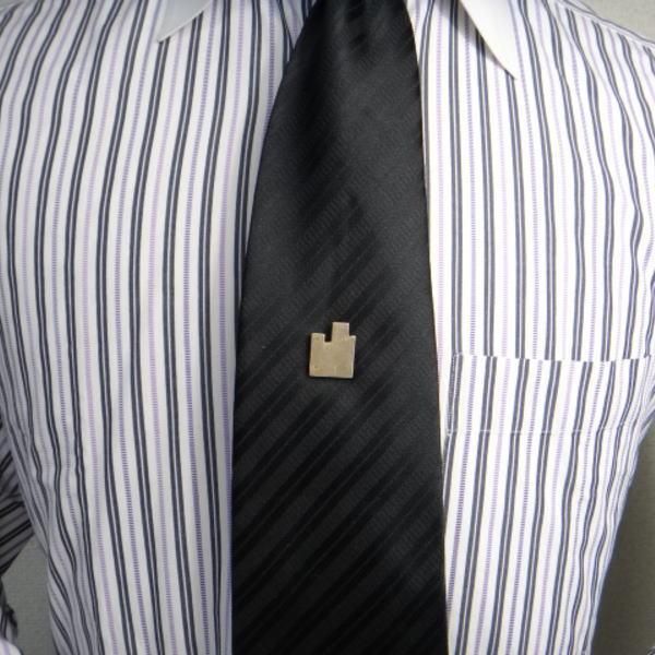 【受注生産品】凸凹型ビル・桧漆塗タイタック(ピンブローチ)