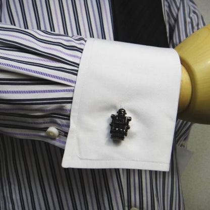 今にも動き出しそうなメタリックブラックのロボットカフス(カフリンクス/カフスボタン)