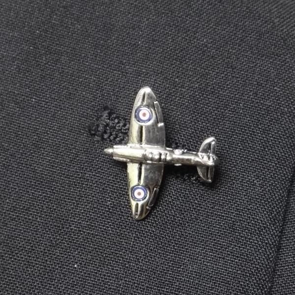 レトロなムードspit・fire飛行機のタイタック(ピンブローチ)