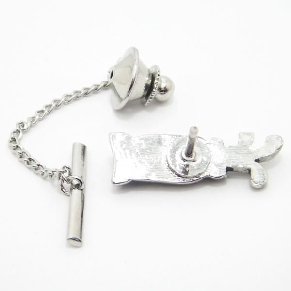 ナイスショットを狙ってゴルフバッグのタイタック(ピンブローチ)