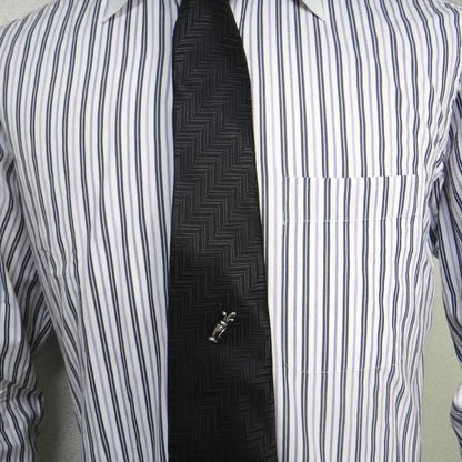 ナイスショットを狙ってゴルフバッグのタイタック(ピンブローチ)