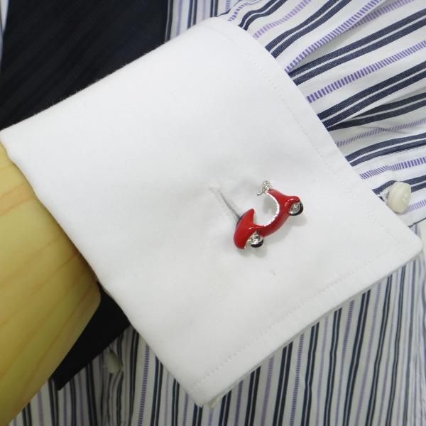 レトロな赤いスクーターのカフス(カフリンクス/カフスボタン)