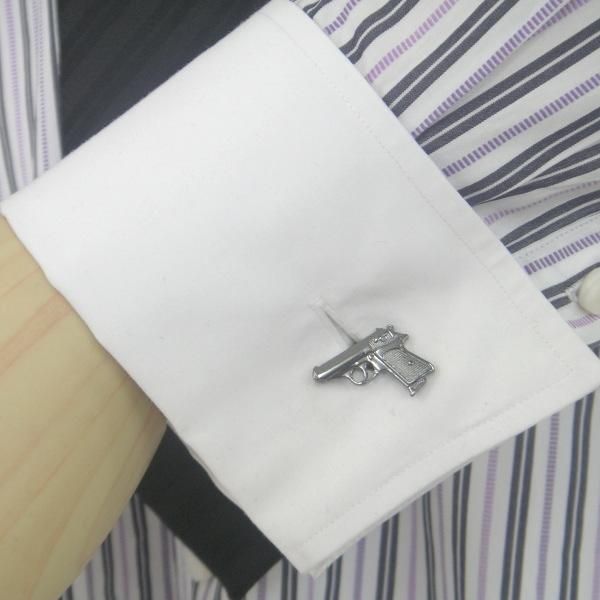 メタリックブラックな拳銃のカフス(カフスボタン/カフリンクス)