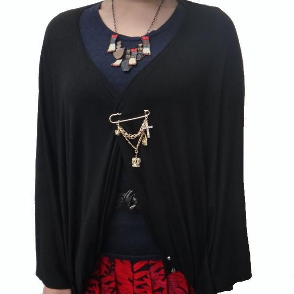 ラペルピン・ゆらゆらチェーンと王冠・ゴールドの安全ピンブローチ(ラペルブローチ)