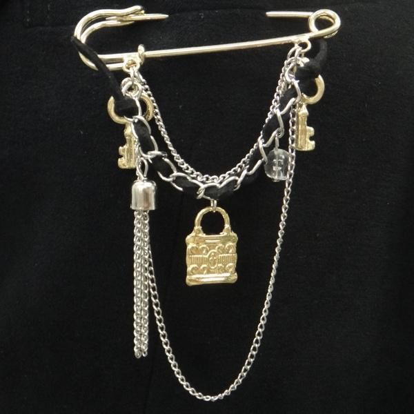 ラペルピン・ブラックリボンと鍵モチーフの安全ピンブローチ(ラペルブローチ)