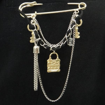 ラペルピン・ブラックリボンと鍵モチーフの安全ピンブローチ(ラペルブローチ)