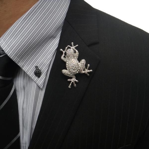 ラペルピン◆カエルがぴょこんと飛び乗りブローチ(ラペルブローチ)
