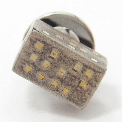 ボックス型ビル・桧漆塗タイタック(ピンブローチ)