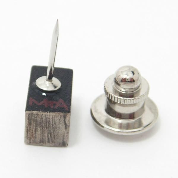 ボックス型ビル・桧漆塗タイタック(ピンブローチ)