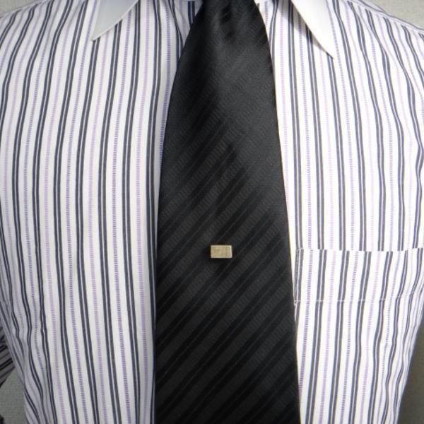 ボックス型ビル・桧漆塗タイタック(ピンブローチ)