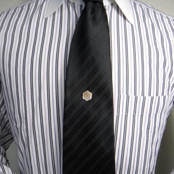 【受注生産品】雪の結晶模様・白蝶貝のタイタック(ピンブローチ)