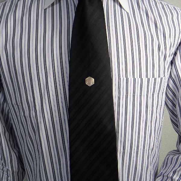 【受注生産品】七宝模様と四角の古典柄・白蝶貝のタイタック(ピンブローチ)