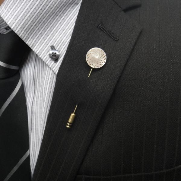 【受注生産品】Punto点の饗宴・白蝶貝のラペルピン(ラペルブローチ)