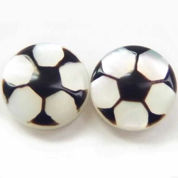 サッカー・白蝶貝のボタンダウンピアス