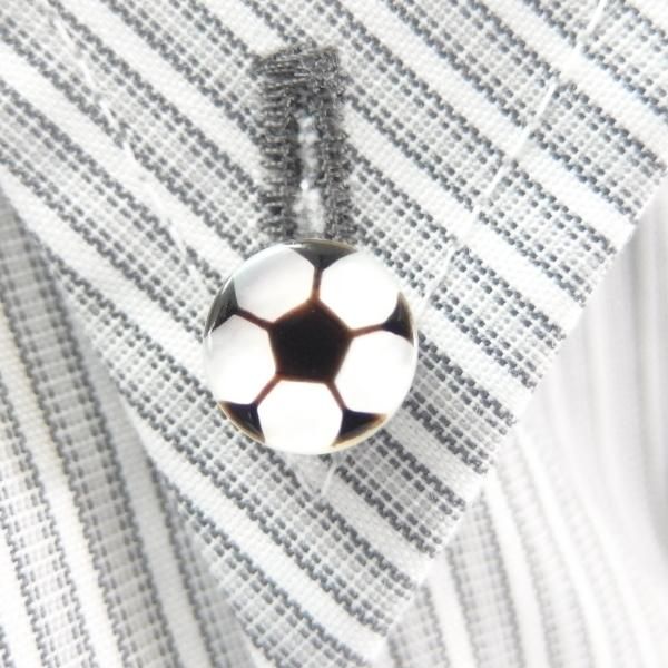 サッカー・白蝶貝のボタンダウンピアス