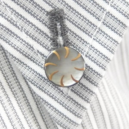 【受注生産品】螺旋・黒蝶貝のボタンダウンピアス