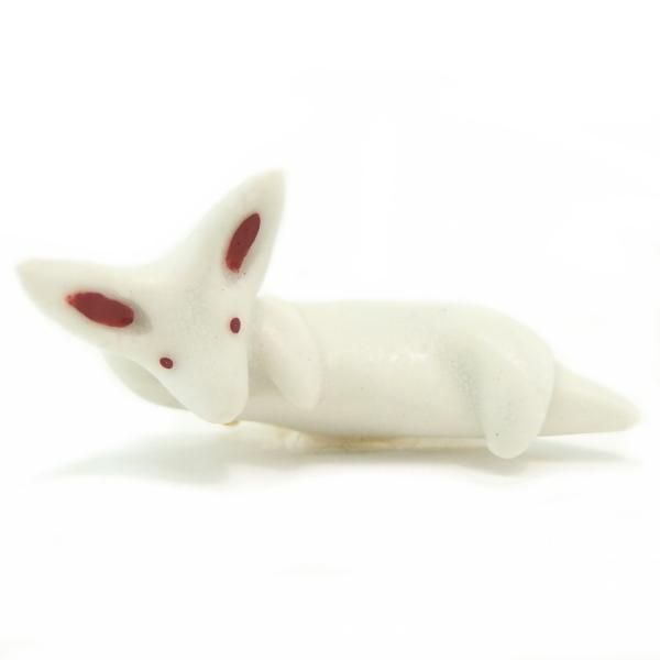 ぐうたら寝そべりウサギのタイタック(ピンブローチ)